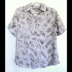 Chico’s neutral leopard print short sleeve silky blouse size 0 small
